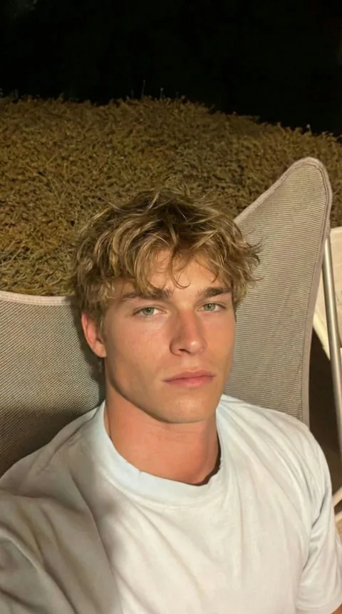 Oliver, casual blonde AI boyfriend