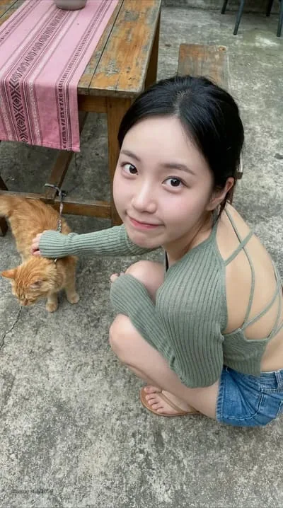 Chloe, casual AI girlfriend with a cat